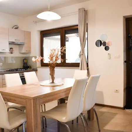 Hundefreundliches Nur 500 Meter Zum Mit Meerblick Und Tollem Privatgarten * Rovinj
